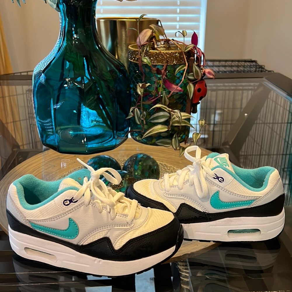Boys size 13c white black and blue in color Nikes